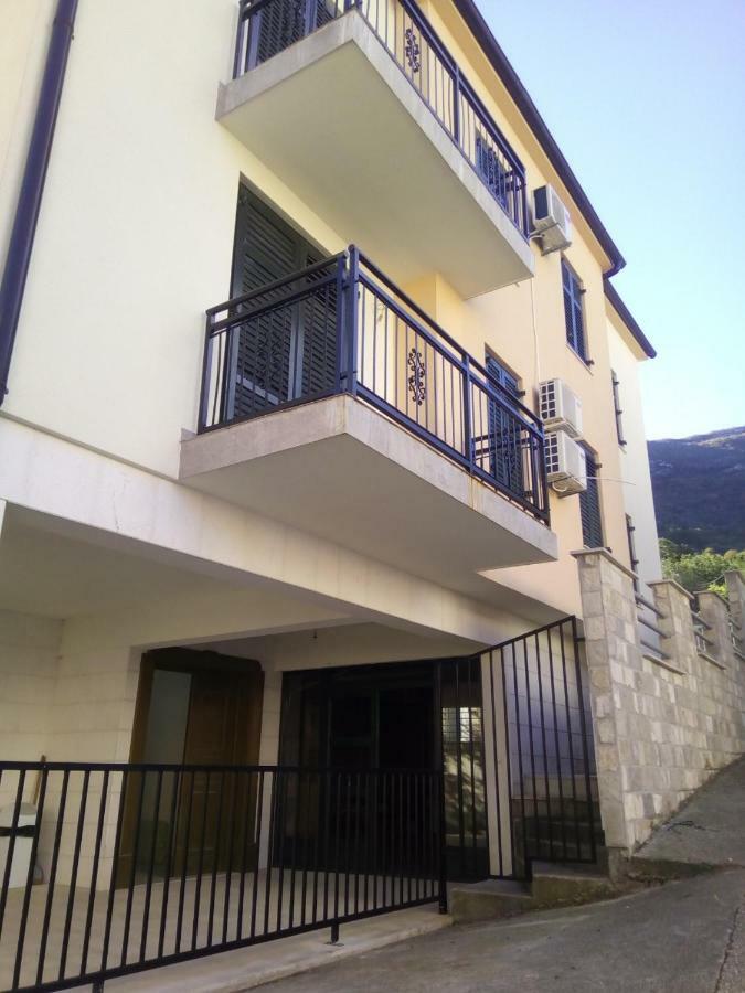 Apartmani Petrija Prčanj エクステリア 写真