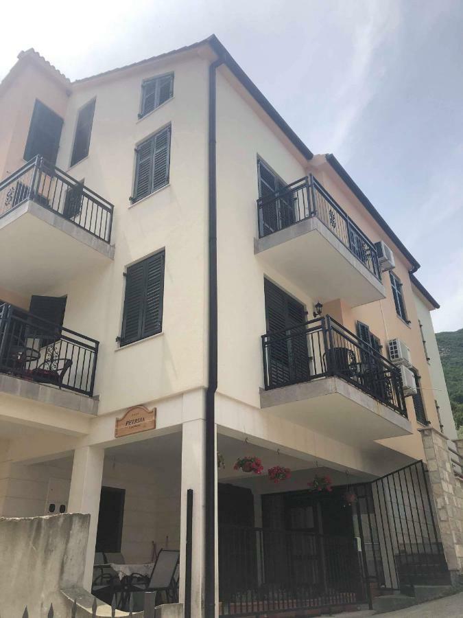 Apartmani Petrija Prčanj エクステリア 写真